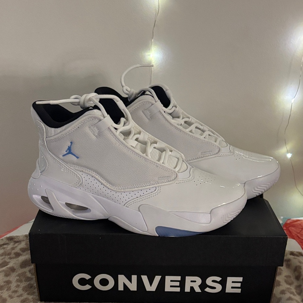NIKE air jordan max aura 4
